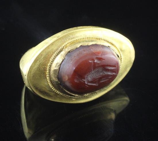 An antique Roman gold and intaglio carnelian set ring, size G.